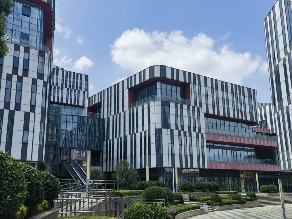 成都湖景写字楼出租：宝朗科技、和朗科技，6000亩兴隆湖景尽收眼底